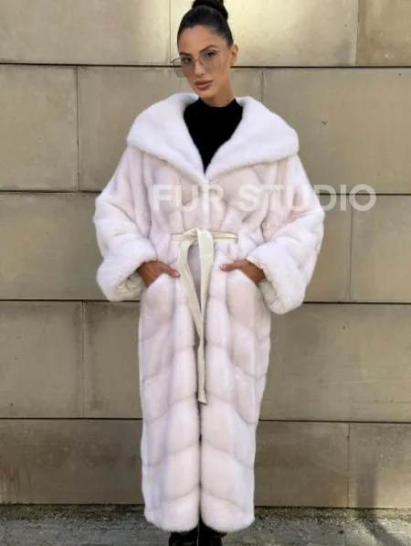 Шуба в диагональной выкладке меха норки White ice с капюшоном - фото 0