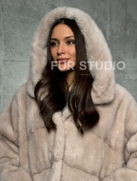 Норковый полушубок с капюшоном в цвете пудра - фото 3