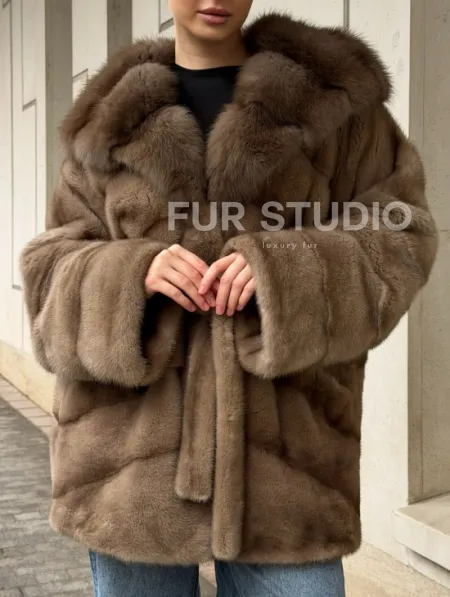 Полушубок норковый с капюшоном из меха куницы - фото 2