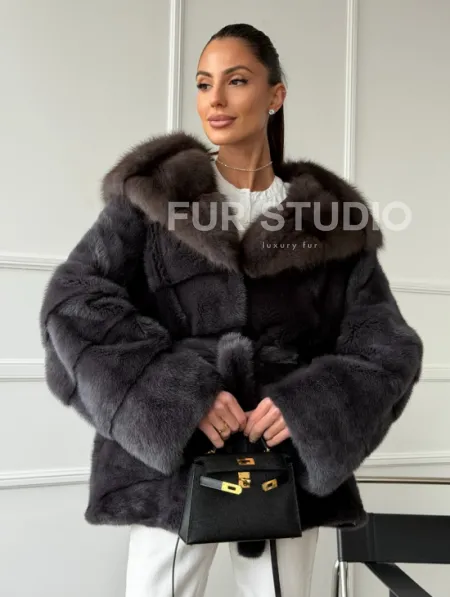 Графитовая шуба с капюшоном из куницы - фото 7