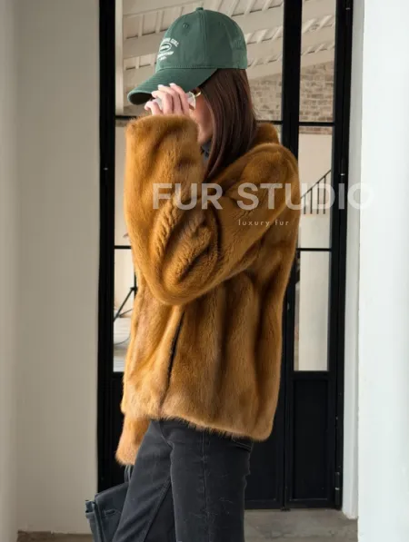 Меховой жакет из золотой норки - фото 13