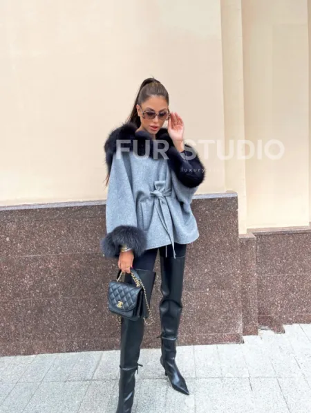 Пончо из натуральной шерсти с капюшоном из песца - фото 6