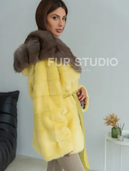 Норковое пончо - шуба с капюшоном из меха куницы - желтого цвета - фото 2