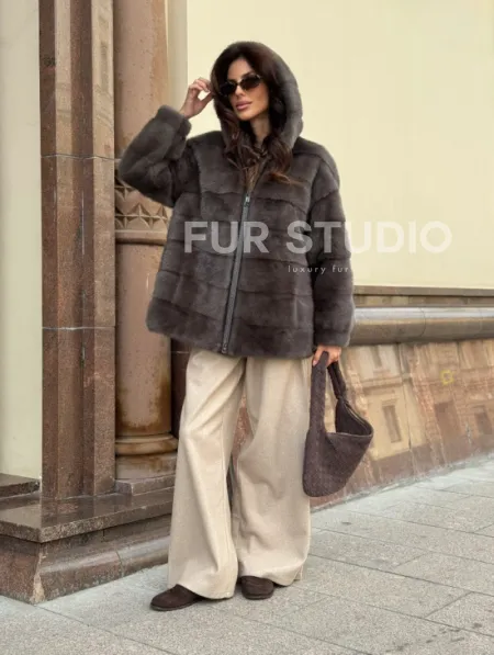 Бомбер из меха норки с капюшоном - цвет мокко - фото 9