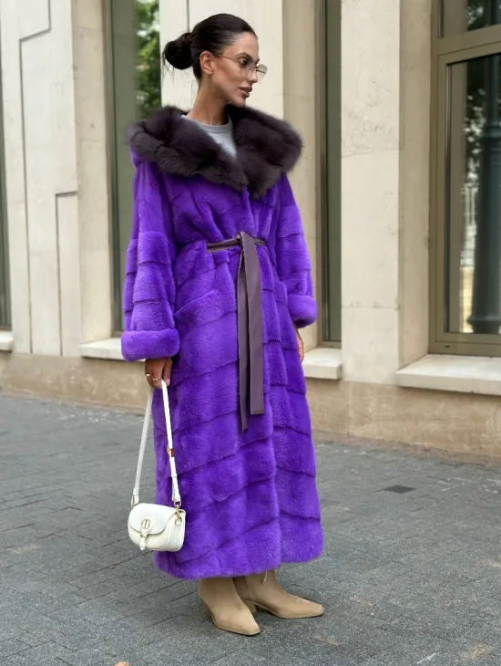 Шуба из аукционной норки с капюшоном из меха куницы - фиолетовый - фото 4