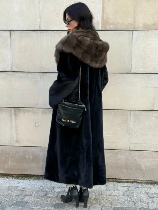 Шуба из норки Saga furs с капюшоном куницы, цельный мех - TOTAL BLACK - фото 10