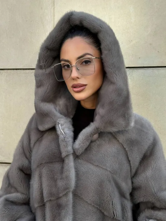 Шуба в диагональной выкладке меха норки, графит грей с капюшоном - фото 6