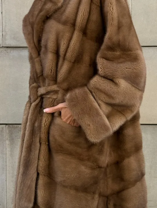 Шуба из меха аукционной норки Vintage Gold с меховым поясом - фото 1