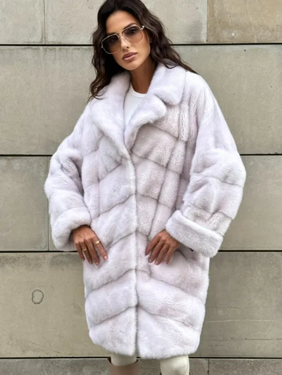 Шуба в диагональной выкладке меха норки с английским воротником - цвет жемчуг - фото 6