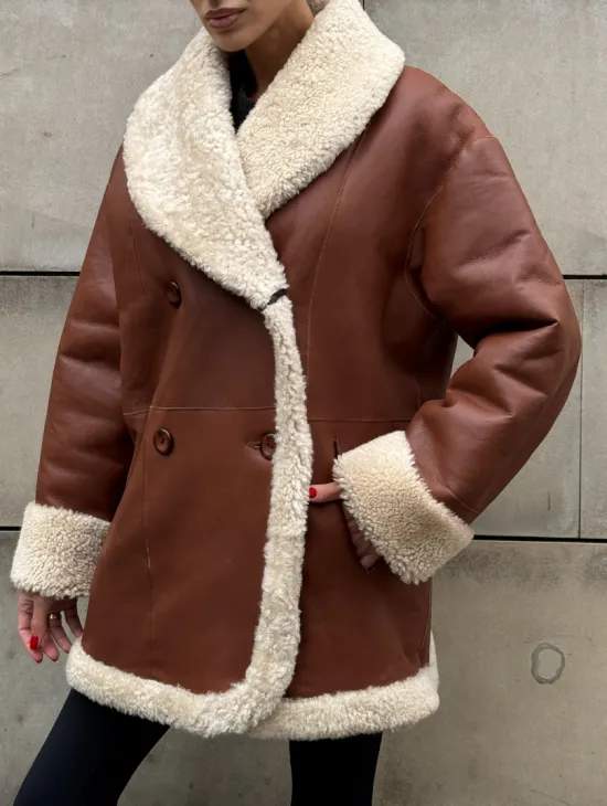 Двусторонняя женская дубленка из натуральной кожи с воротником шаль, на пуговицах - фото 5