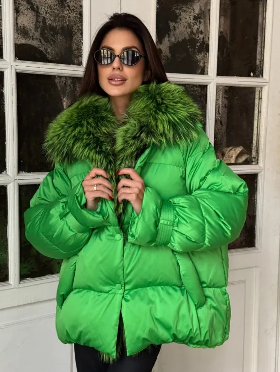 Стильный женский пуховик с мехом чернобурки в цвете изумруд - фото 0