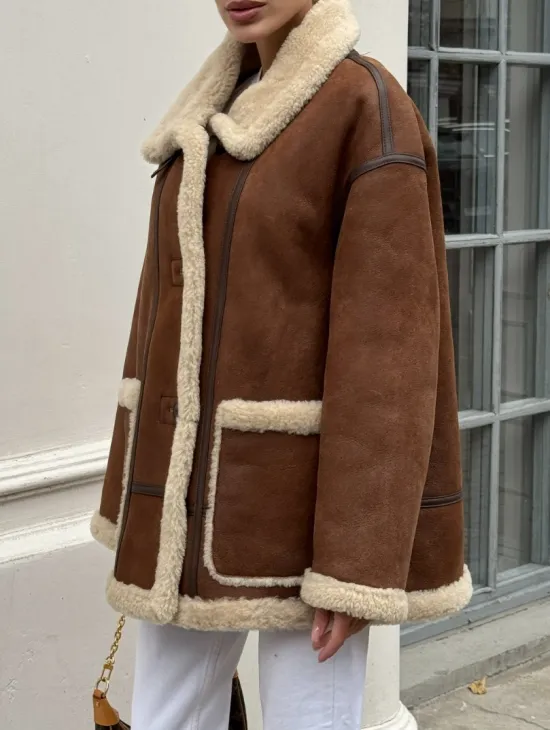 Современная коричневая дубленка из меха кёрли «Casual style» - фото 6