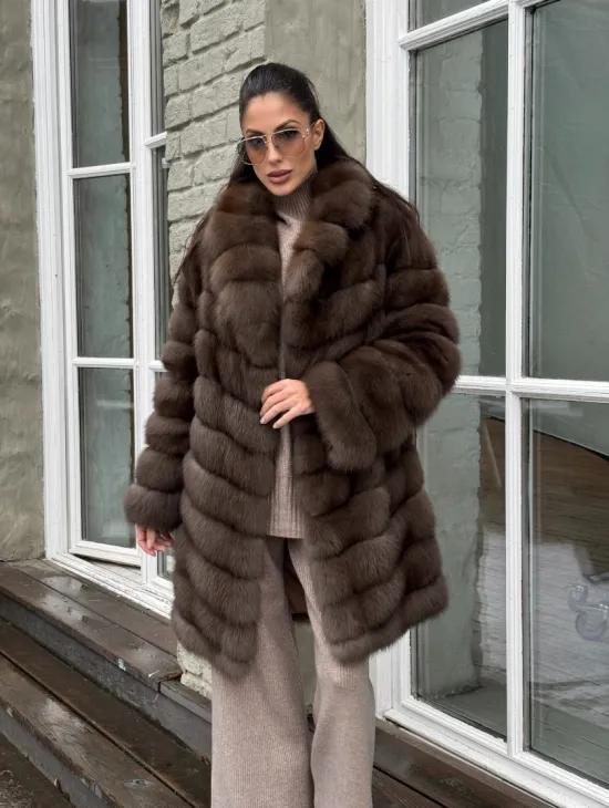 Шуба из меха куницы средней длины цвет темный соболь - фото 11