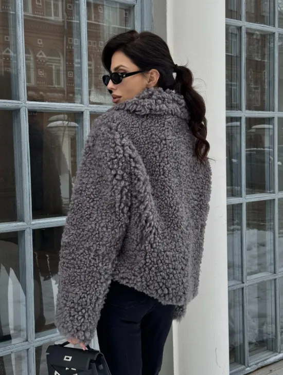 Короткая шубка из натуральной овчины с воротником апаш - фото 9