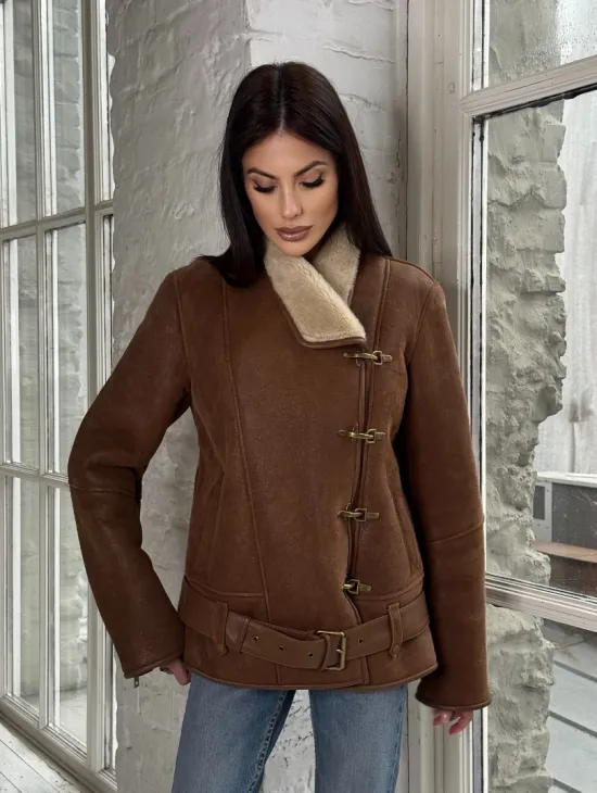 Женская дубленка в цвете виски с декоративными крючками - фото 10