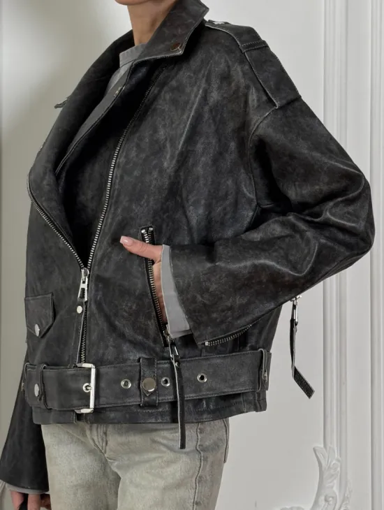 Косуха из натуральной серой кожи с эффектом винтажа и декоративными кнопками по краям воротника - фото 2