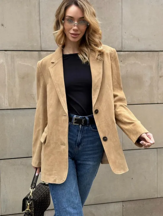 Стильный однобортный пиджак из натуральной замши в бежевом цвете - фото 3