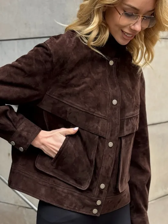 Укороченная замшевая куртка с накладными карманами - фото 1