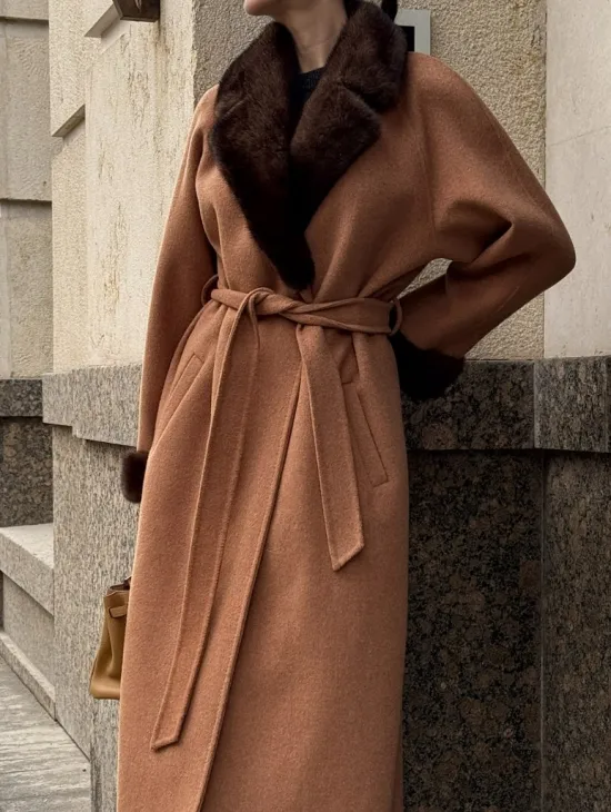 Длинное демисезонное пальто с отделкой из меха норки - фото 1