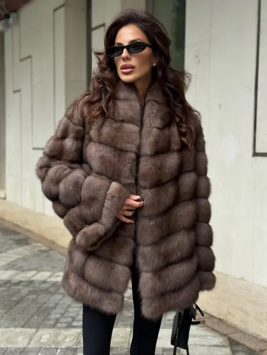 Женская шуба из меха куницы в цвете соболь - фото 0