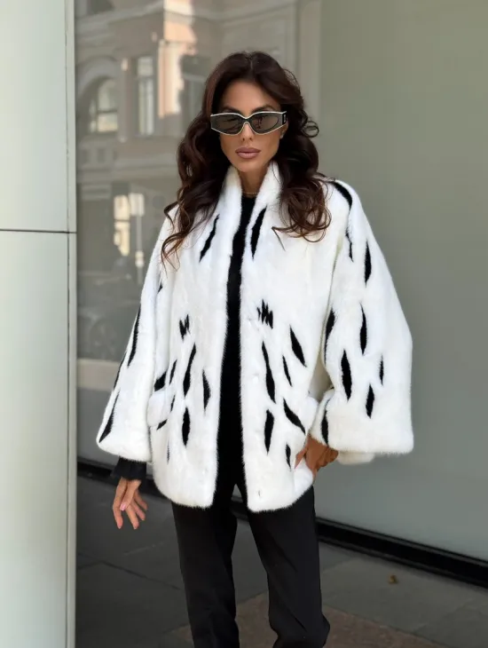 Белый норковый полушубок с рисунком - фото 7