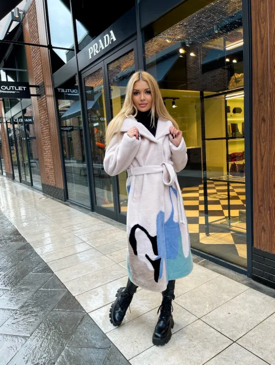 Шуба тедди из натуральной шерсти с капюшоном в стиле пэчворк - фото 4