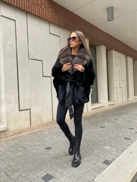 Норковая шуба летучая с воротником из меха куницы в черном цвете - фото 4