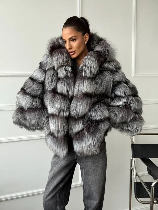 Шуба из меха чернобурки с капюшоном - серая - фото 6