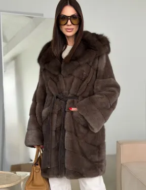 Шуба норковая с капюшоном из куницы - фото 4