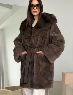 Шуба норковая с капюшоном из куницы - фото 2