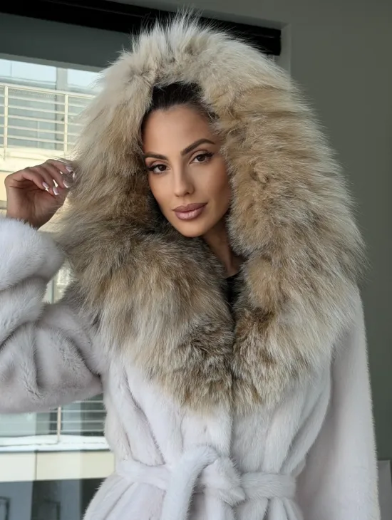 Белая шуба с капюшоном из рыси - фото 11