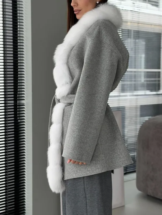 Серое пальто с меховым воротником - фото 7