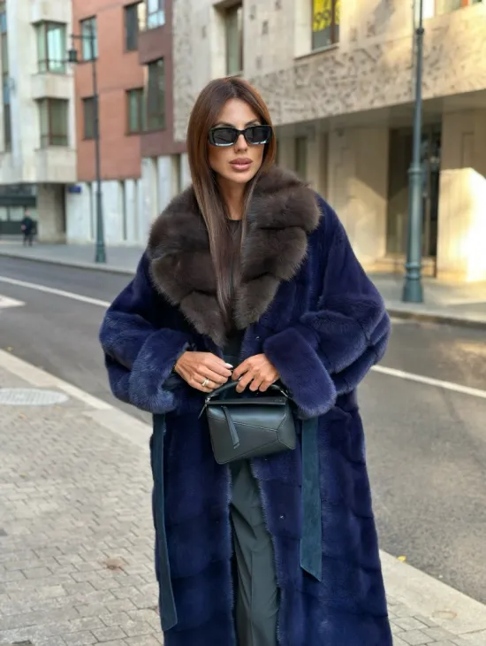 Роскошная норковая шуба с воротником из меха куницы в цвете индиго - фото 0