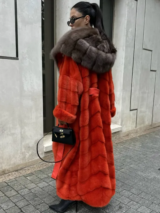 Шуба норковая с капюшоном из меха куницы в красном цвете - фото 5