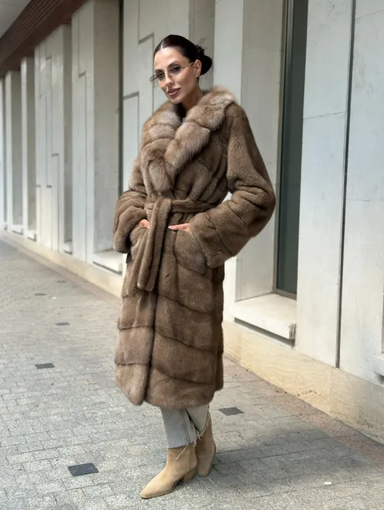 Шуба норковая с воротником из меха куницы в цвете пастель - фото 0